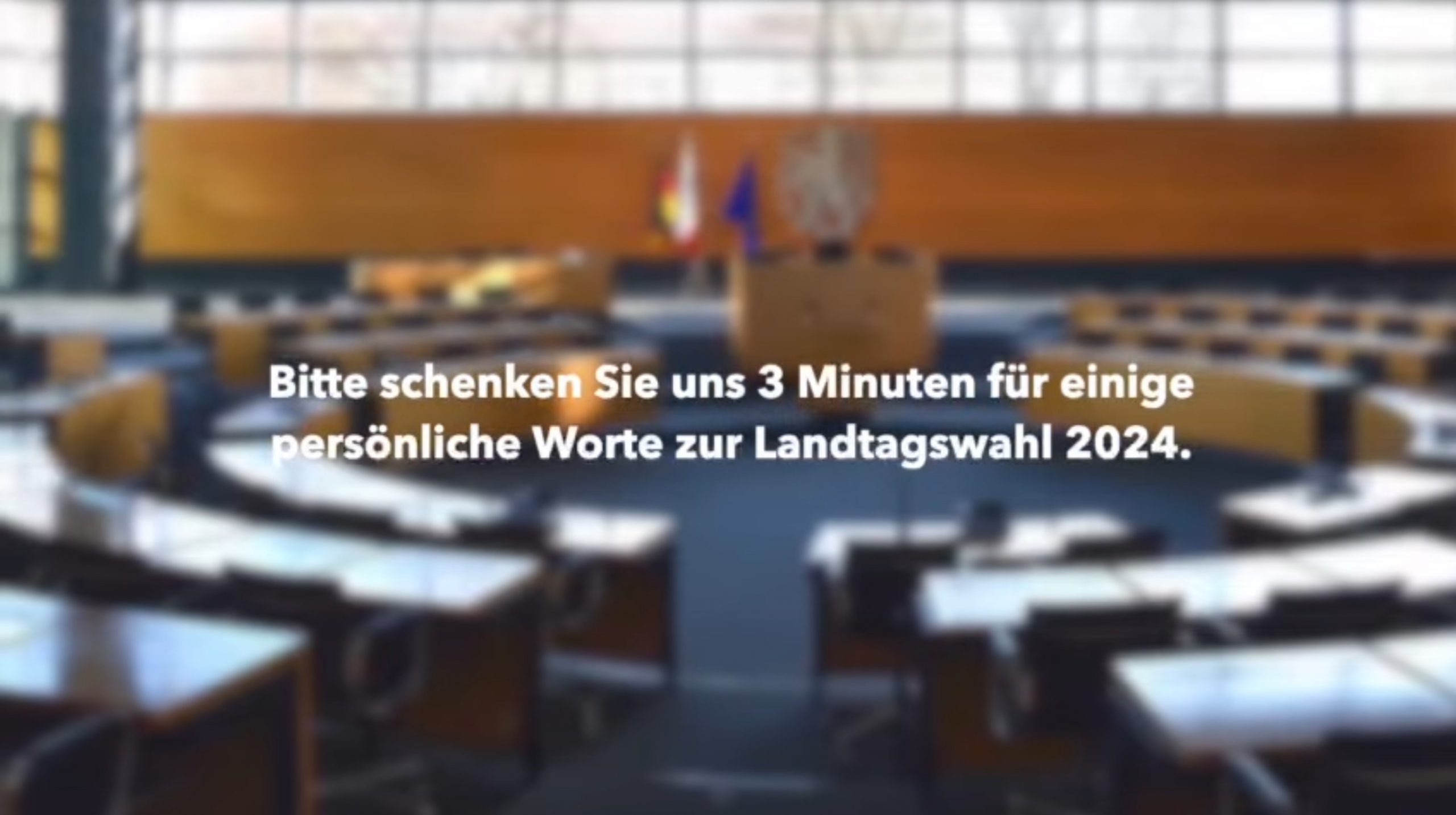 Leicht verschwommener Blick in den Plenarsaal des Thüringer Landtags in Erfurt. Im Vordergrund Text: Bitte schenken Sie uns 3 Minuten für einige persönliche Worte zur Landtagswahl 2024